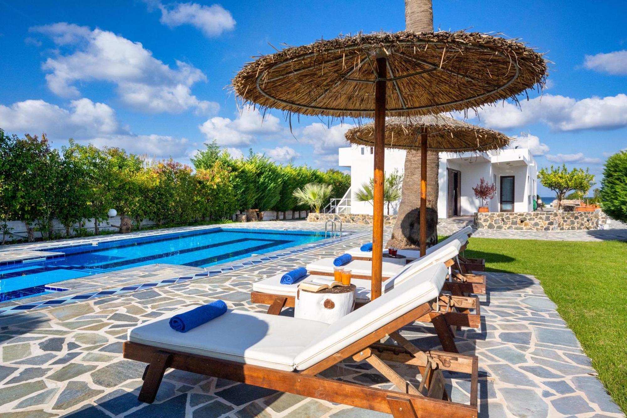 Villa Palmeras Soroni Ngoại thất bức ảnh